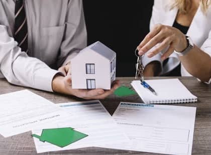 Signature de contrat de prêt immobilier avec un rachat de prêt