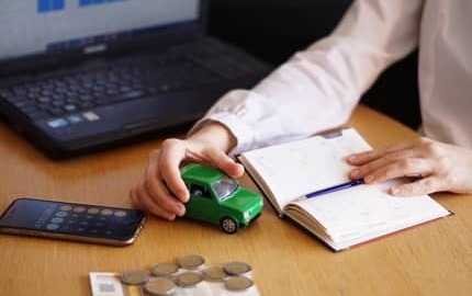 Personne calcule budget crédit conso pour achat de voiture