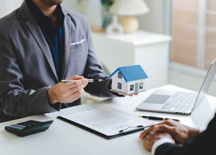 Signature de contrat de prêt immobilier avec un rachat de prêt