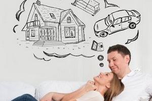 Couple qui rêvent à de nouveaux projet maison et voiture