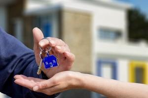 Personnes échangent des clés appartement immobilier