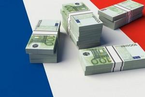 Liasse de billets de cent euros sur drapeau Français