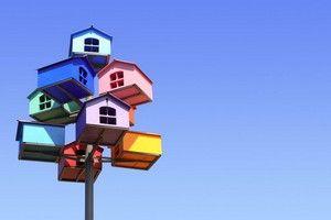 Groupe de maisons colorées sur un mât avec ciel bleu