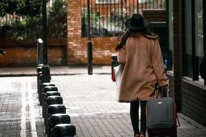 Femme qui marche avec une valise