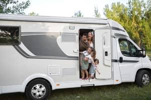 Famille heureuse en vacances dans un camping car