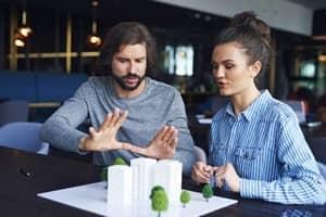 Homme et femme d'affiares expliquant le concept en détail pour projet SCI