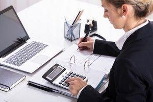 une personne qui calcule pour sa déclaration d'impôt