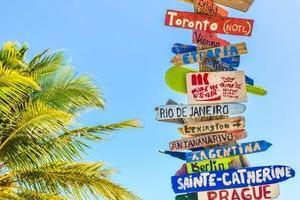 panneaux avec noms de villes à l'étranger