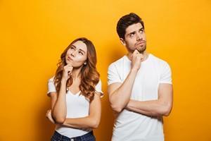 couple qui réfléchit