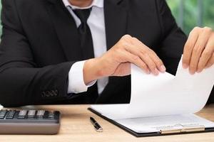 Personne qui déchire un contrat