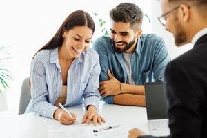 couple avec banquier signe contrat de crédit