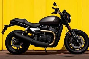 Vue moto noire grosse cylindrée sur fond jaune