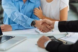 accord entre un couple et un courtier formalisé par une poignée de main