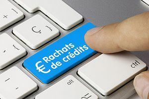 clavier d'ordinateur avec touche bleus et inscription rachat de crédit