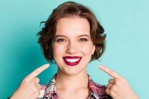 femme qui montre ses belles dents
