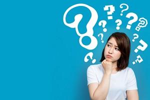 femme qui se pose des questions sur fond turquoise