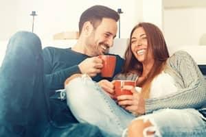 jeune couple heureux dans un canapé