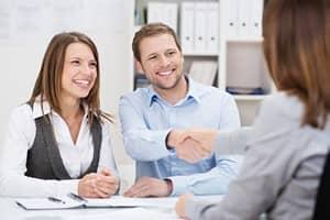 couple qui discute avec un courtier