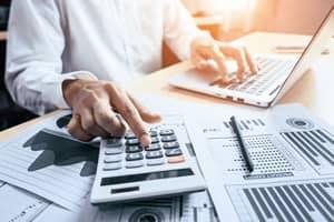 personne en chemise blanche avec calculatrice