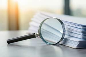pile de documents avec loupe