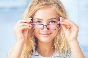 personne avec des lunettes qui a des problèmes de vue
