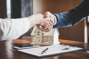 poignée de mains signature contrat immobilier
