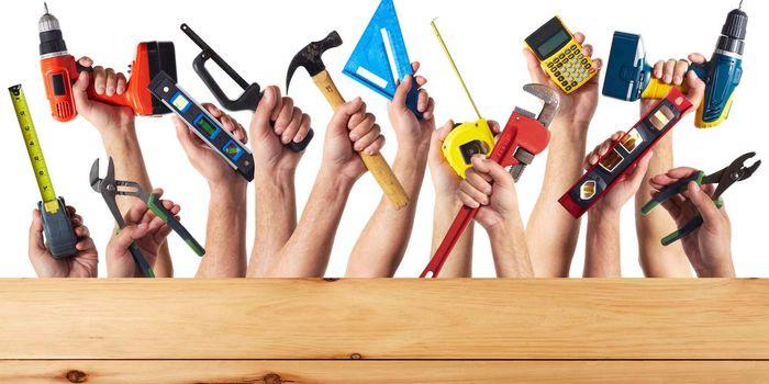 Boite en bois avec des mains qui tiennent des outils de bricolage 