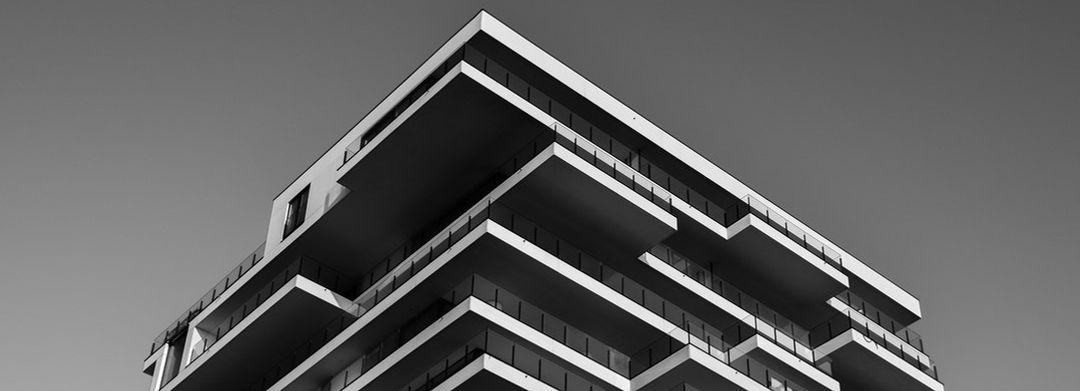 Immeuble moderne noir et blanc