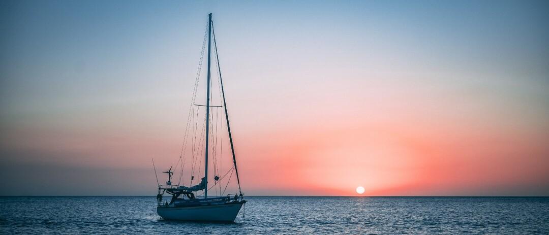 bateau ou voilier sur la mer avec couché de soleil
