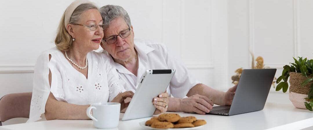grands parents en couple utilisent ordinateur