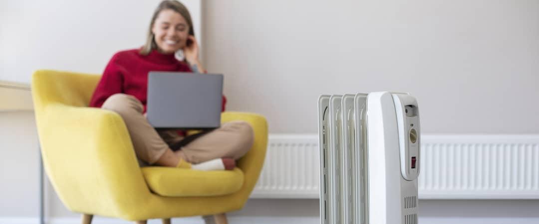 jeune femme appartement avec radiateur