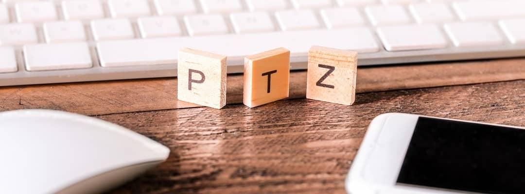 PTZ sur carré en bois avec bureau et smartphone